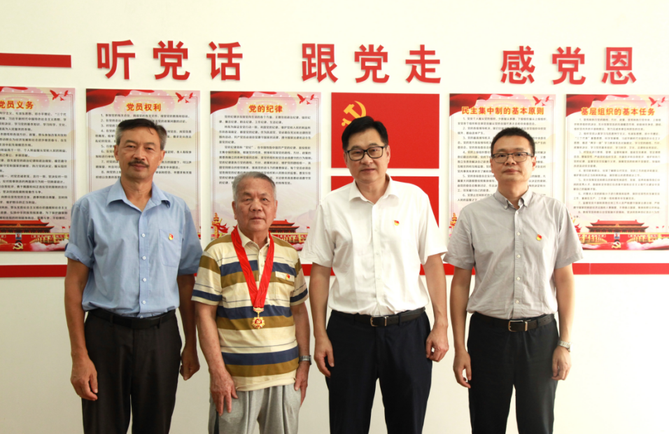 垦区197位老党员获颁“光荣在党50年”纪念章