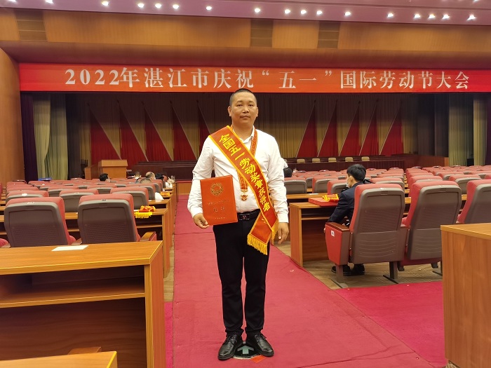 “全国五一劳动奖章”获得者陈晓军(1).jpg